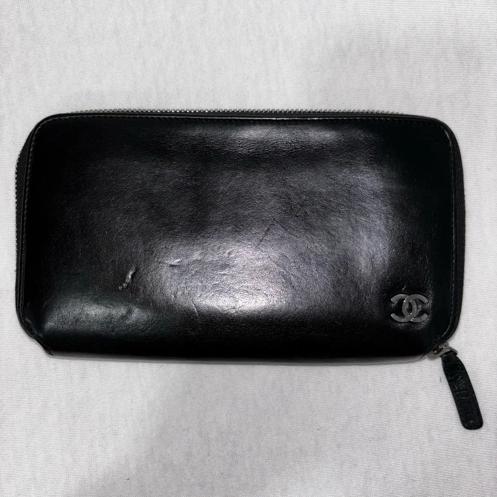 Beautiful Chanel long wallet w/full inclusion (dust, box, and authenticity card)